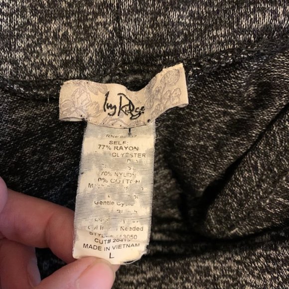 Ivy Ridge Black & Gray Top W/ lace Detail - Picture 11 of 11